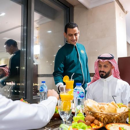 Shaza Regency Plaza Al Madinah Hotel Medina Luaran gambar A waiter serving guests at a restaurant in Riyadh, Saudi Arabia