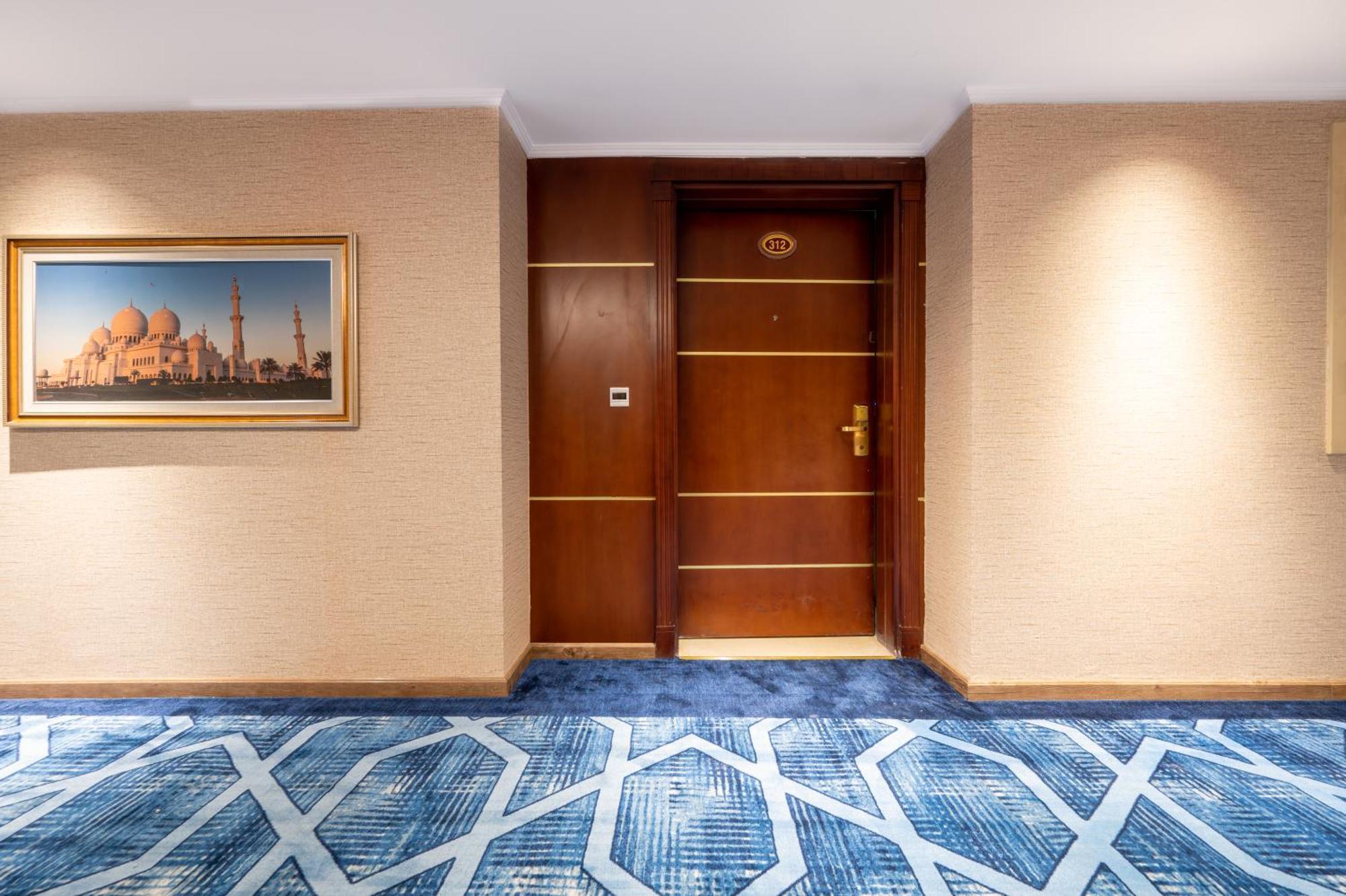 Shaza Regency Plaza Al Madinah Hotel Medina Luaran gambar A door in a hotel